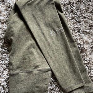 Fleo size small caper stone pants 25”